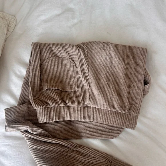 ALO Yoga Tan Ribbed Women Sweater and Sweatpants - Picture 9 of 9
